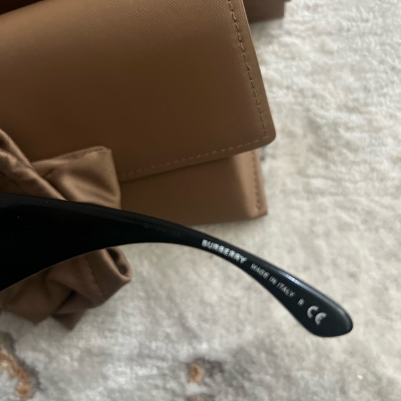 Burberry sunglasses - Picture 7 of 8